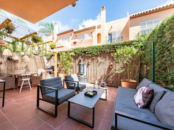 Bargain – For sale – Nueva Andalucia – 7B Townhouse – Gated – 2 Pools