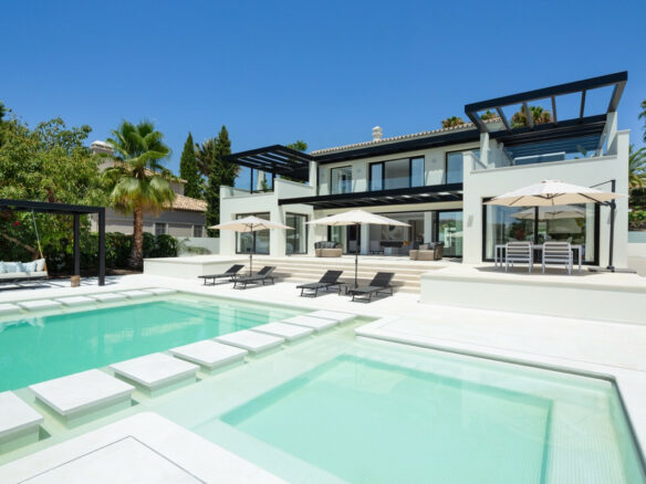 Reduced – Nueva Andalucia – 5B Modern Villa – Prime  Location