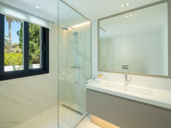 Reduced – Nueva Andalucia – 5B Modern Villa – Prime  Location