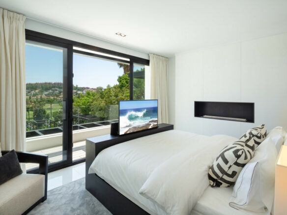 Reduced – Nueva Andalucia – 5B Modern Villa – Prime  Location
