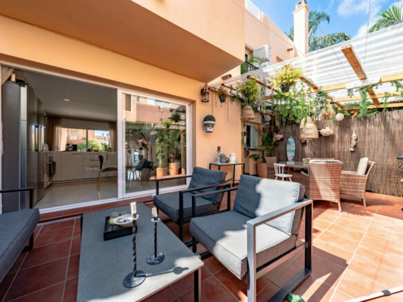 Bargain – For sale – Nueva Andalucia – 7B Townhouse – Gated – 2 Pools