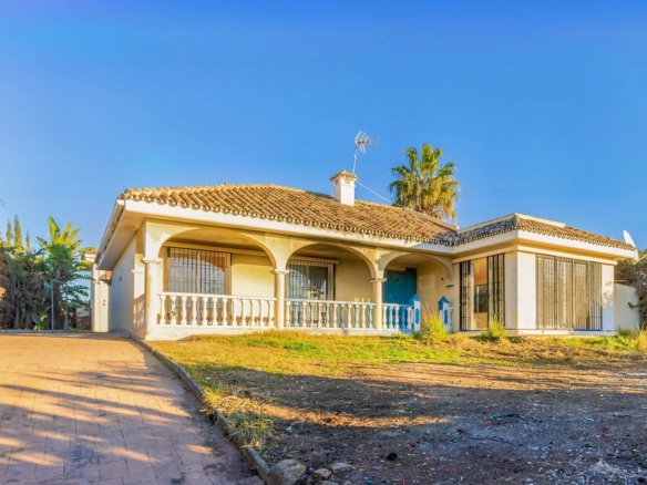 New Golden Mile – 7B Villa – To Reform – Near Facilities