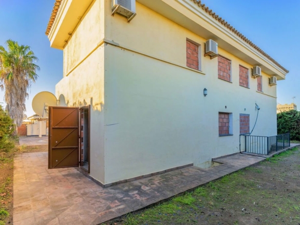 New Golden Mile – 7B Villa – To Reform – Near Facilities