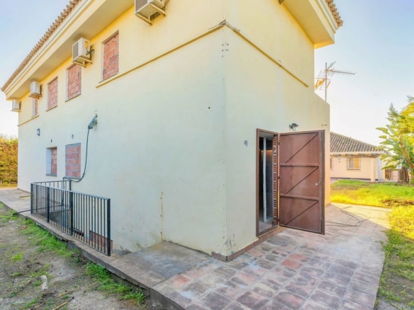 New Golden Mile – 7B Villa – To Reform – Near Facilities