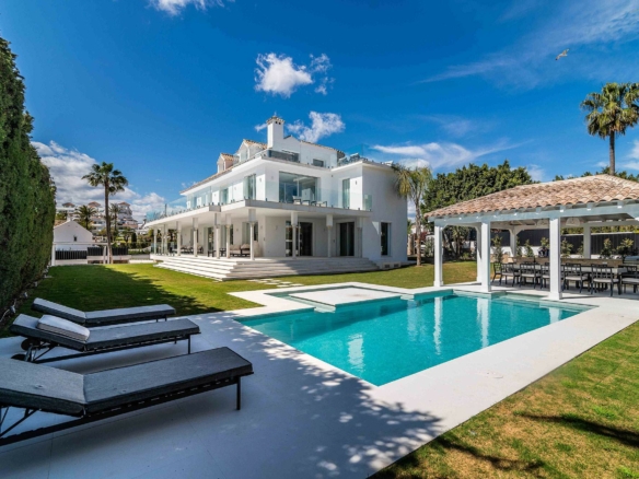 Puerto Banus  – 7B villa – Gated -Turn key