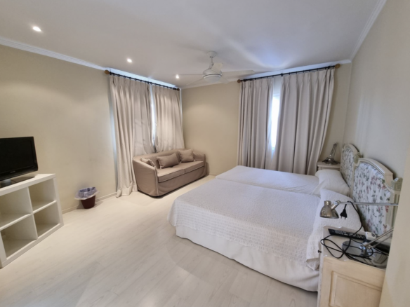 Golden Mile  -5B Villa – Walk to Beach