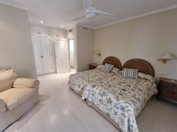Golden Mile  -5B Villa – Walk to Beach