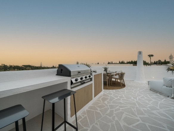 Golden Mile – 2B Duplex Penthouse  – Sea Views  – Turn Key