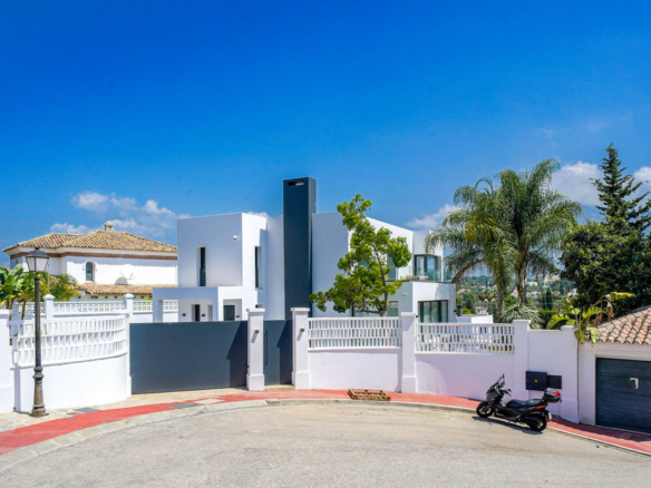 Nueva Andalucía – 5B Modern villa  – Turnkey