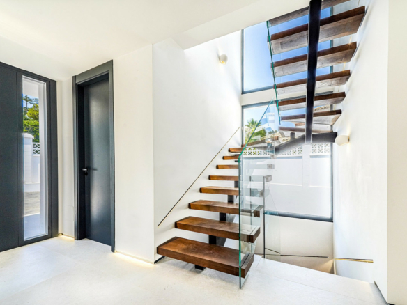 Nueva Andalucía – 5B Modern villa  – Turnkey