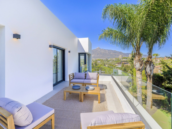 Nueva Andalucía – 5B Modern villa  – Turnkey