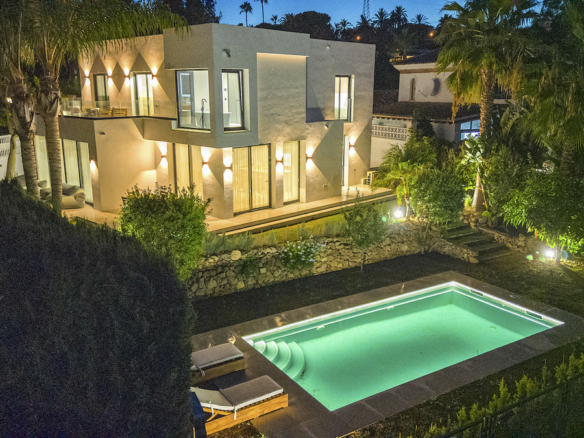 Nueva Andalucía – 5B Modern villa  – Turnkey