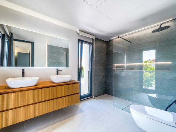 Nueva Andalucía – 5B Modern villa  – Turnkey
