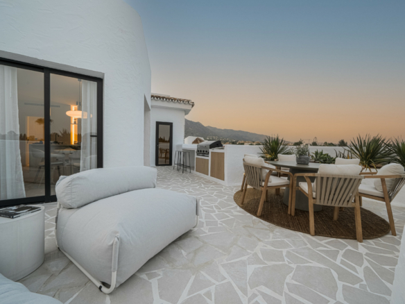 Golden Mile – 2B Duplex Penthouse  – Sea Views  – Turn Key