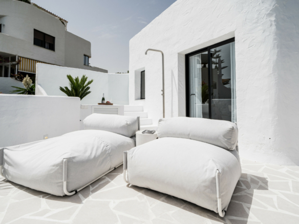 Golden Mile – 2B Duplex Penthouse  – Sea Views  – Turn Key