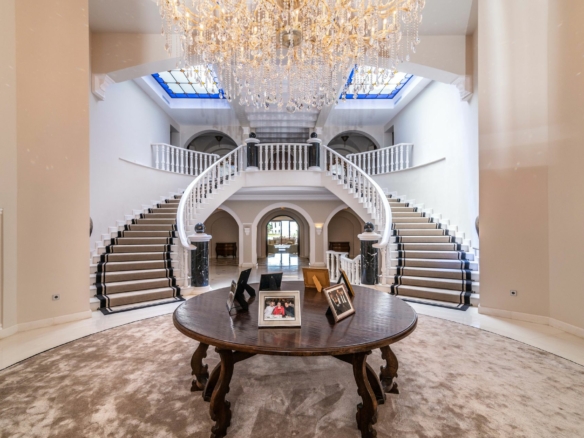 Golden mile (Marbella) – Palatial Mansion- 1st line Beach – For rent – Sleeps 26