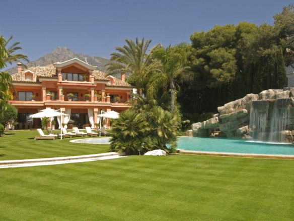 Golden mile (Marbella) – Palatial Mansion- 1st line Beach – For rent – Sleeps 26