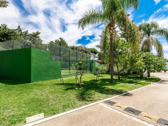 Guadalmina  – Beachfront Home – : 10,410 m² Plot