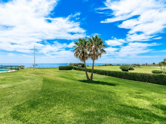 Guadalmina  – Beachfront Home – : 10,410 m² Plot