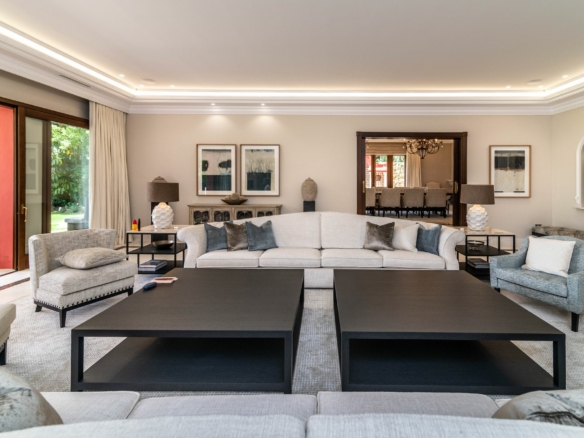 Golden mile (Marbella) – Palatial Mansion- 1st line Beach – For rent – Sleeps 26