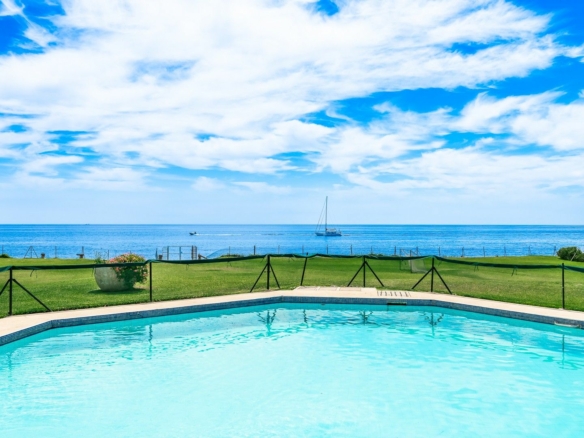 Guadalmina  – Beachfront Home – : 10,410 m² Plot