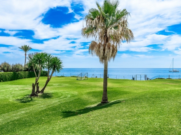 Guadalmina  – Beachfront Home – : 10,410 m² Plot