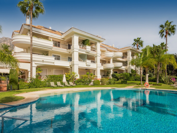 Golden Mile – 3B Apt – Sea Views – Gated -Turnkey