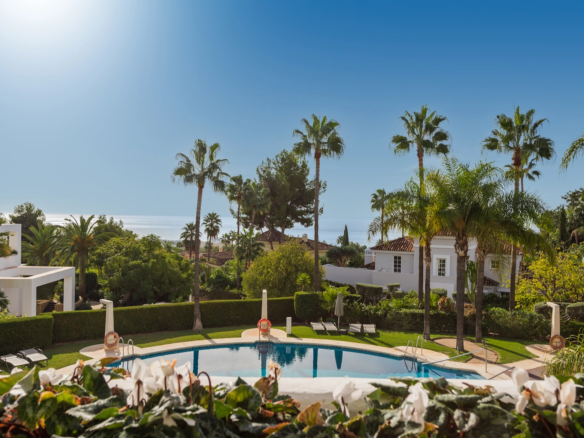 Golden Mile – 3B Apt – Sea Views – Gated -Turnkey