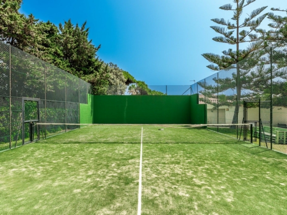 Guadalmina  – Beachfront Home – : 10,410 m² Plot