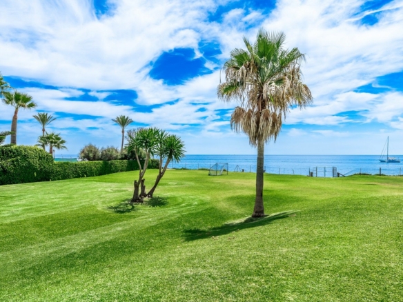 Guadalmina  – Beachfront Home – : 10,410 m² Plot