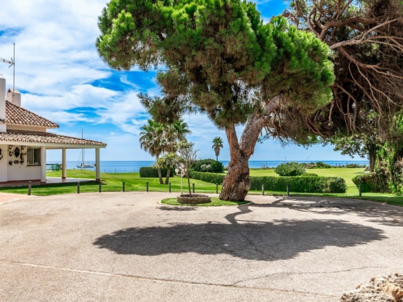 Guadalmina  – Beachfront Home – : 10,410 m² Plot