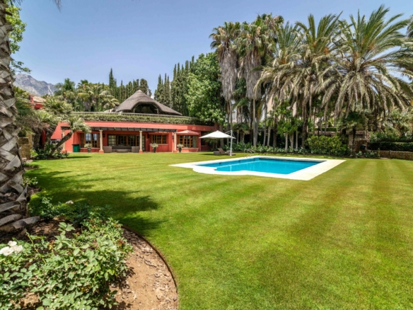 Golden mile (Marbella) – Palatial Mansion- 1st line Beach – For rent – Sleeps 26
