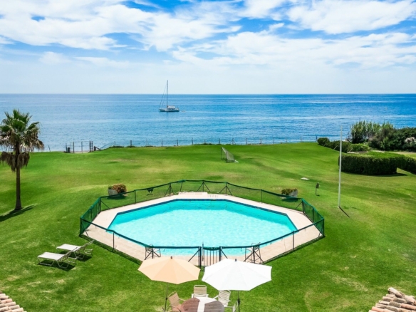 Guadalmina  – Beachfront Home – : 10,410 m² Plot