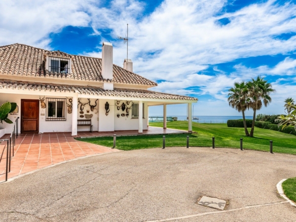 Guadalmina  – Beachfront Home – : 10,410 m² Plot