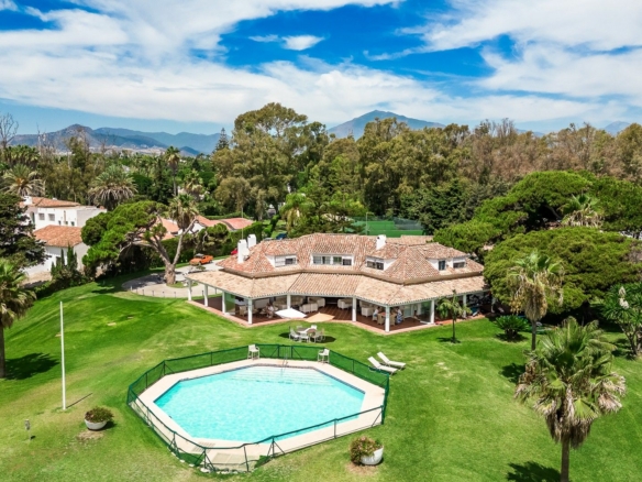 Guadalmina  – Beachfront Home – : 10,410 m² Plot