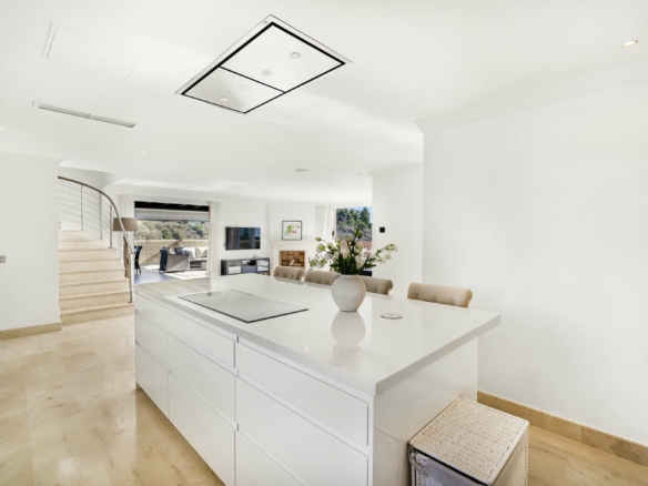 SOLD – Nueva Andalucía – 3B Penthouse – Sea Views – Turnkey