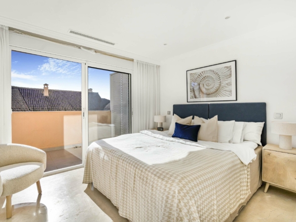 SOLD – Nueva Andalucía – 3B Penthouse – Sea Views – Turnkey