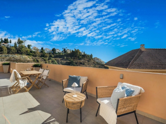SOLD – Nueva Andalucía – 3B Penthouse – Sea Views – Turnkey