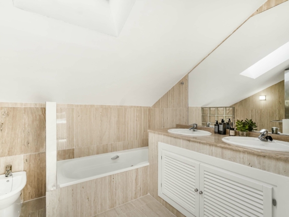 SOLD – Nueva Andalucía – 3B Penthouse – Sea Views – Turnkey