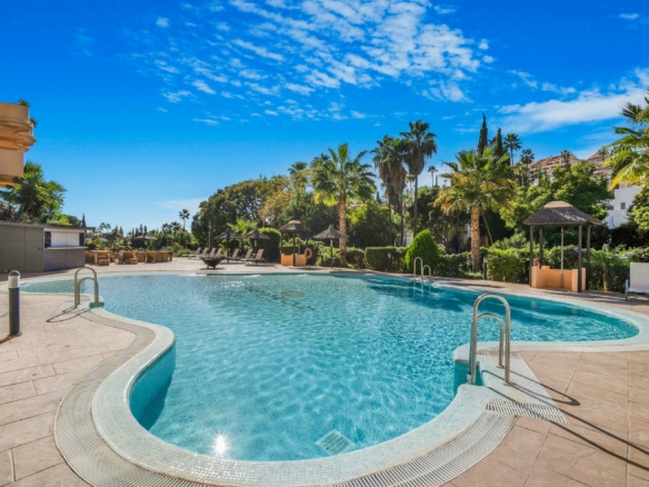 SOLD – Nueva Andalucía – 3B Penthouse – Sea Views – Turnkey