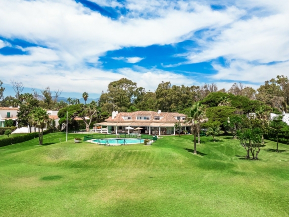 Guadalmina  – Beachfront Home – : 10,410 m² Plot