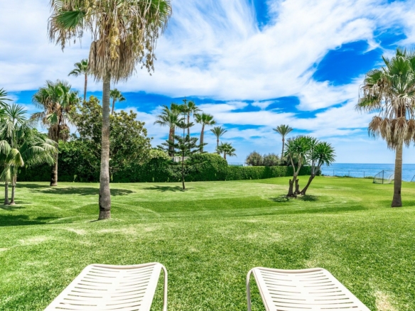 Guadalmina  – Beachfront Home – : 10,410 m² Plot