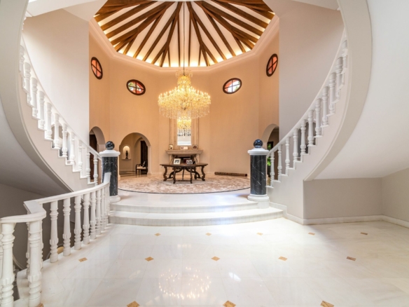 Golden mile (Marbella) – Palatial Mansion- 1st line Beach – For rent – Sleeps 26
