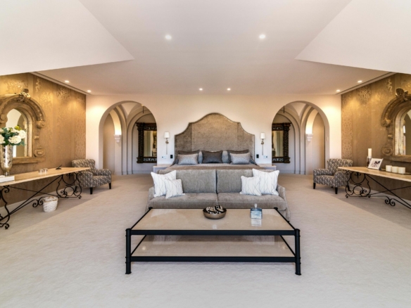 Golden mile (Marbella) – Palatial Mansion- 1st line Beach – For rent – Sleeps 26