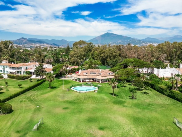 Guadalmina  – Beachfront Home – : 10,410 m² Plot