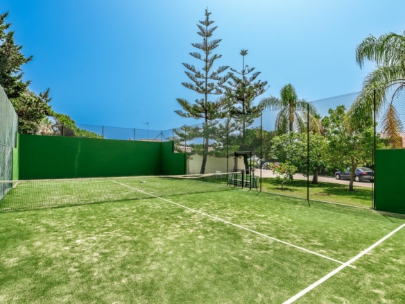 Guadalmina  – Beachfront Home – : 10,410 m² Plot