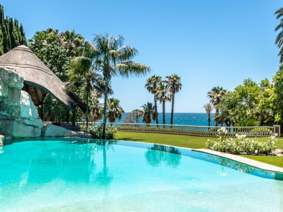 Golden mile (Marbella) – Palatial Mansion- 1st line Beach – For rent – Sleeps 26
