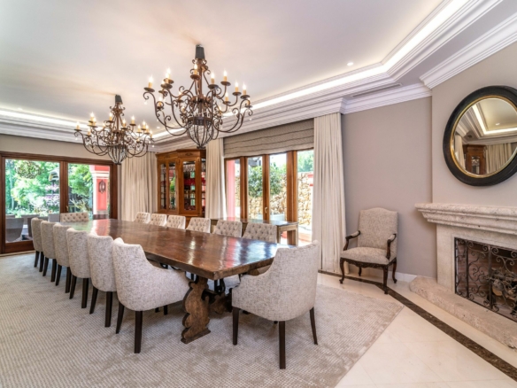 Golden mile (Marbella) – Palatial Mansion- 1st line Beach – For rent – Sleeps 26