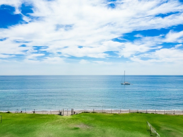 Guadalmina  – Beachfront Home – : 10,410 m² Plot