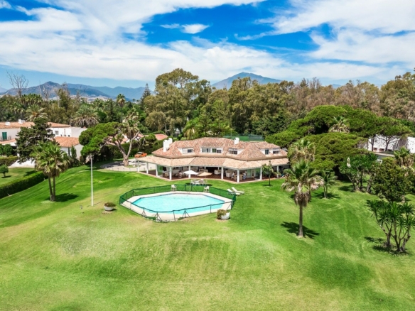 Guadalmina  – Beachfront Home – : 10,410 m² Plot
